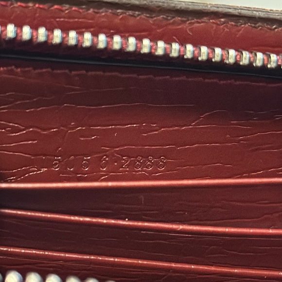 Gucci Beige Monogram Long Zipper bifold wallet in good condition - Picture 9 of 16